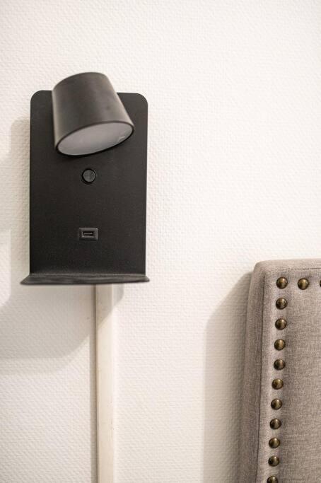 סדאן Black And White Cosy מראה חיצוני תמונה