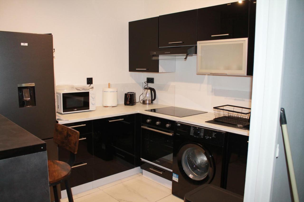 סדאן Black And White Cosy מראה חיצוני תמונה